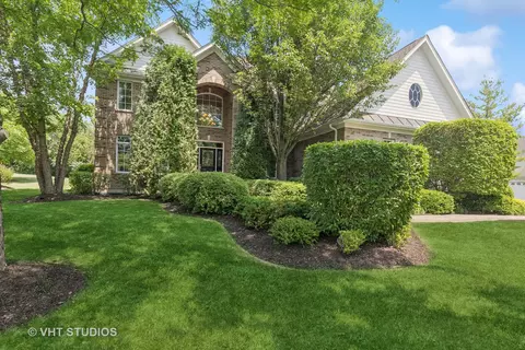 9750 Stonecastle Ln, Crystal Lake, IL 60014