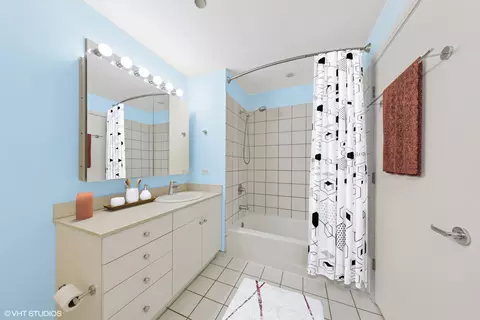 Bath - 8 E Randolph St #3203, Chicago, IL 60601 photo 1 of 2