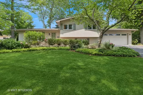 917 Bartlett Ter, Libertyville, IL 60048