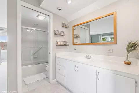 Bath - 220 Elm St, Wheaton, IL 60189 photo 4 of 6