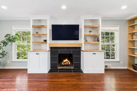 Living - 220 Elm St, Wheaton, IL 60189 photo 3 of 5