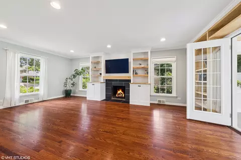 Living - 220 Elm St, Wheaton, IL 60189 photo 2 of 5