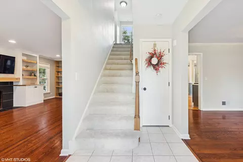 Entry Way - 220 Elm St, Wheaton, IL 60189 photo 1 of 2