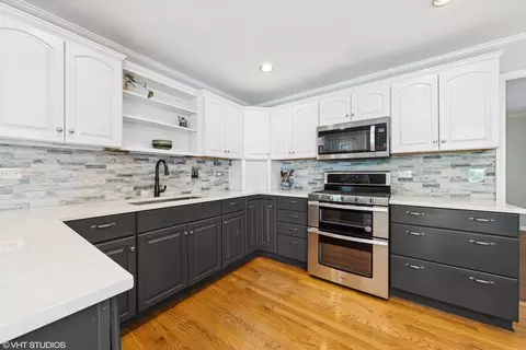 Kitchen - 220 Elm St, Wheaton, IL 60189 photo 3 of 4