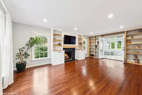 Living - 220 Elm St, Wheaton, IL 60189 photo 1 of 5