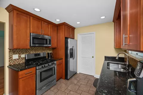 Kitchen - 257 Eclipse Dr #257, Carol Stream, IL 60188 photo 2 of 2
