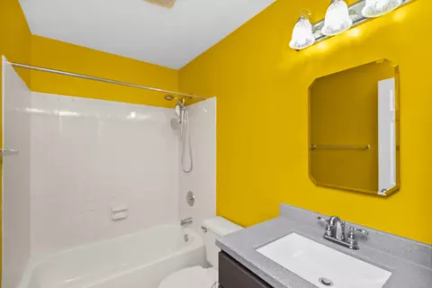 Bath - 257 Eclipse Dr #257, Carol Stream, IL 60188 photo 2 of 3