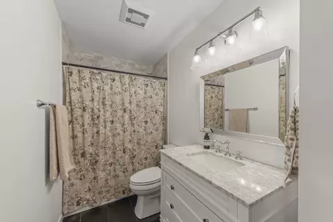 Bath - 523 Kipling Ct, Wheaton, IL 60187 photo 1 of 2