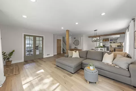 Living - 523 Kipling Ct, Wheaton, IL 60187 photo 1 of 2