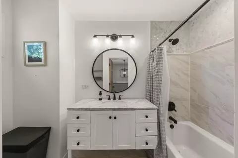 Bath - 523 Kipling Ct, Wheaton, IL 60187 photo 2 of 2
