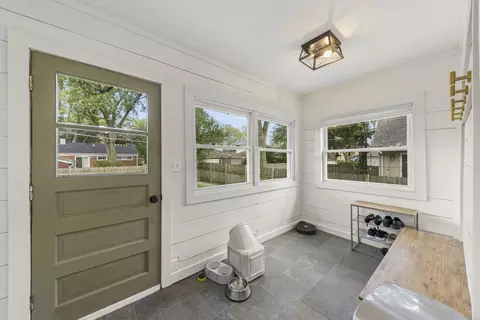 Entry Way - 523 Kipling Ct, Wheaton, IL 60187 photo 2 of 4