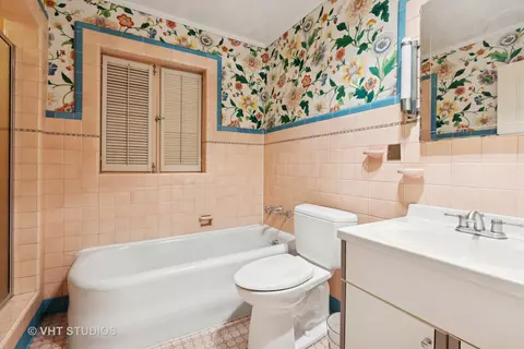 Bath - 822 Clinton Pl, Evanston, IL 60201 photo 2 of 4
