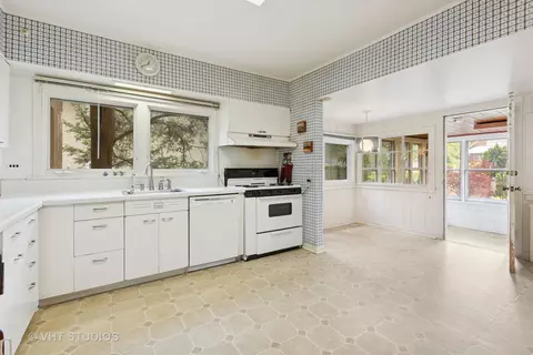 Kitchen - 822 Clinton Pl, Evanston, IL 60201 photo 2 of 3