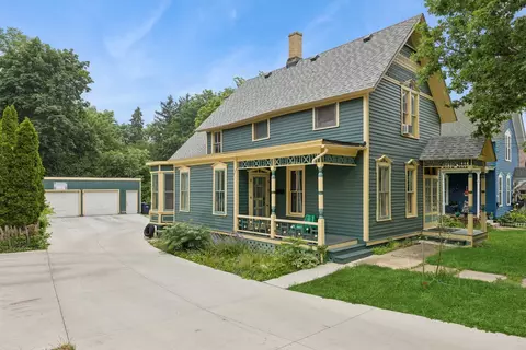 16 N Gifford St, Elgin, IL 60120