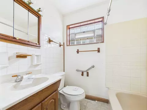 Bath - 4628 1st Ave, Lyons, IL 60534 photo 1 of 1