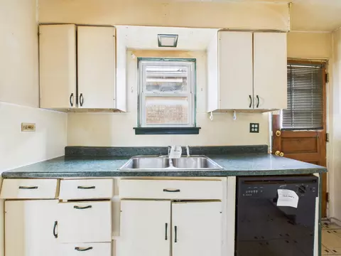 Kitchen - 4628 1st Ave, Lyons, IL 60534 photo 2 of 3