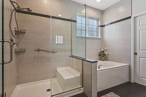 Bath - 1845 Avon Dr, Hoffman Estates, IL 60192 photo 3 of 5
