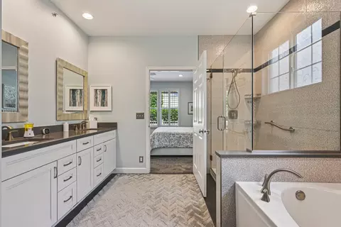 Bath - 1845 Avon Dr, Hoffman Estates, IL 60192 photo 4 of 5