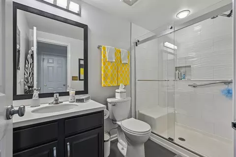 Bath - 1845 Avon Dr, Hoffman Estates, IL 60192 photo 5 of 5