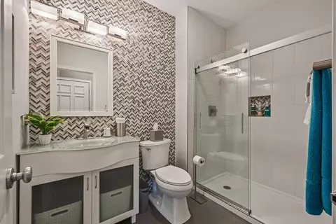 Bath - 1845 Avon Dr, Hoffman Estates, IL 60192 photo 1 of 5