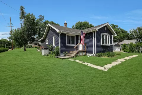 1452 Raymond St, South Elgin, IL 60177