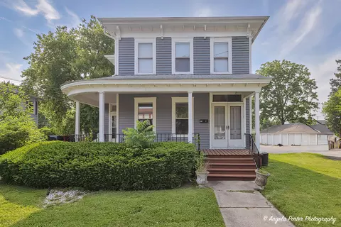 411 N Madison St, Woodstock, IL 60098