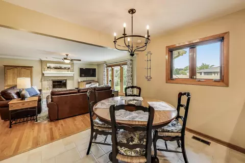 6448 Cambridge Rd, Willowbrook, IL 60527 photo 14