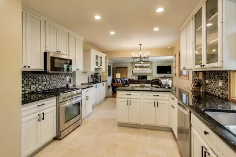 6448 Cambridge Rd, Willowbrook, IL 60527 photo 10