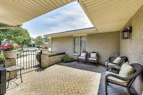 6448 Cambridge Rd, Willowbrook, IL 60527 photo 3