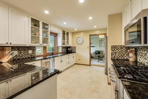 6448 Cambridge Rd, Willowbrook, IL 60527 photo 11