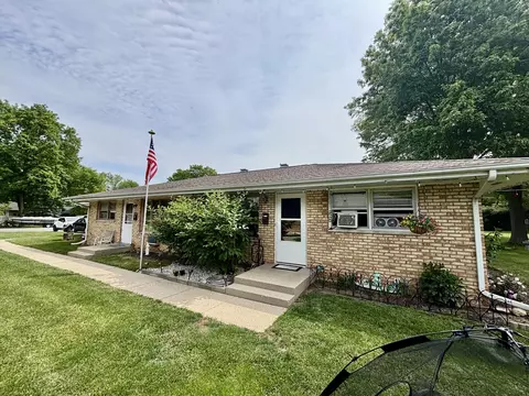 1526 Douglas Ct, Belvidere, IL 61008