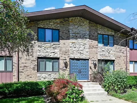 1640 Royal Oak Rd #4, Darien, IL 60561
