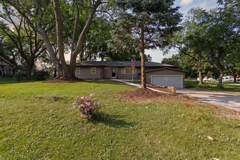 401 Homestead Ln, Rockford, IL 61102