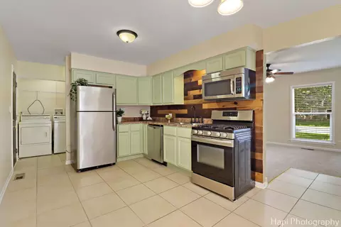 Kitchen - 4717 Prairie Ave, Mchenry, IL 60050 photo 3 of 4