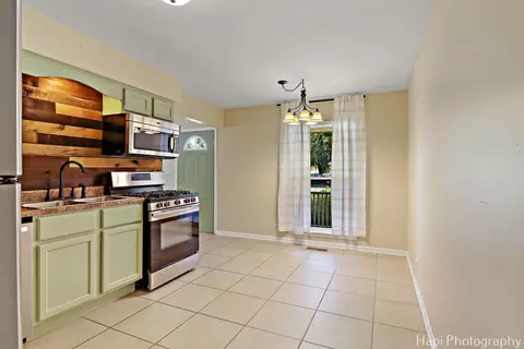 Kitchen - 4717 Prairie Ave, Mchenry, IL 60050 photo 2 of 4