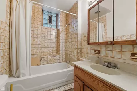 Bath - 1448 W Taylor St, Chicago, IL 60607 photo 3 of 3