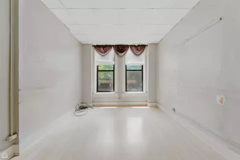 Living - 1448 W Taylor St, Chicago, IL 60607 photo 1 of 6