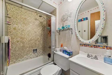 Bath - 1448 W Taylor St, Chicago, IL 60607 photo 2 of 3