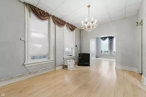 Living - 1448 W Taylor St, Chicago, IL 60607 photo 3 of 6