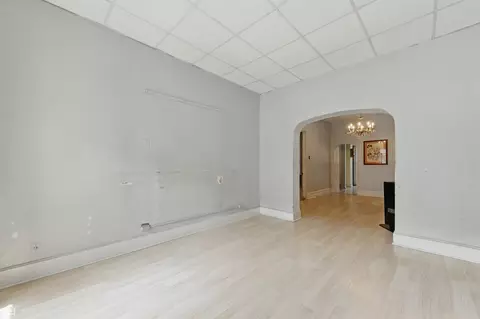 Living - 1448 W Taylor St, Chicago, IL 60607 photo 2 of 6