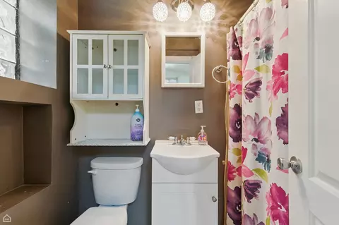 Bath - 1448 W Taylor St, Chicago, IL 60607 photo 1 of 3