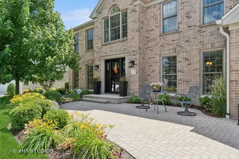 33 Citation Cir, Wheaton, IL 60189 photo 3