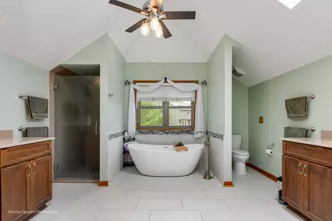 Bath - 420 Fairway View Dr, Algonquin, IL 60102 photo 2 of 5