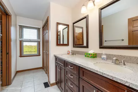 Bath - 420 Fairway View Dr, Algonquin, IL 60102 photo 4 of 5