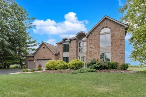 Exterior - 420 Fairway View Dr, Algonquin, IL 60102 photo 2 of 11