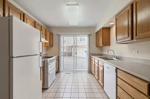 Kitchen - 9207 E Prairie Rd, Evanston, IL 60203 photo 2 of 3