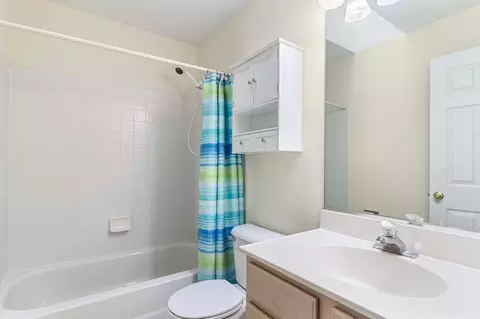 Bath - 9207 E Prairie Rd, Evanston, IL 60203 photo 2 of 3