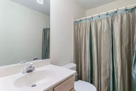 Bath - 9207 E Prairie Rd, Evanston, IL 60203 photo 3 of 3