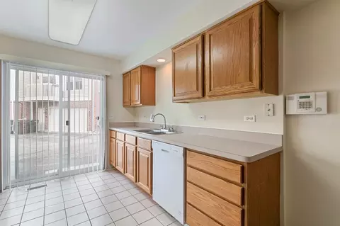 Kitchen - 9207 E Prairie Rd, Evanston, IL 60203 photo 3 of 3