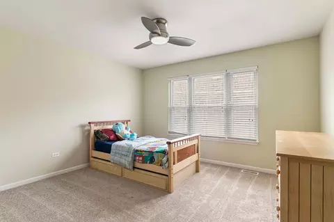 Bedroom - 9207 E Prairie Rd, Evanston, IL 60203 photo 2 of 3
